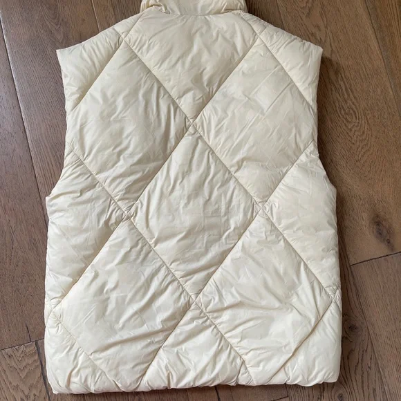 Abercrombie & Fitch Cream Puffer Vest - Picture 4 of 7
